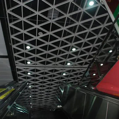 การออกแบบเพดานรูปทรงสามเหลี่ยมกระจังหน้าอัดรีด ISO9001 น้ำหนักเบา