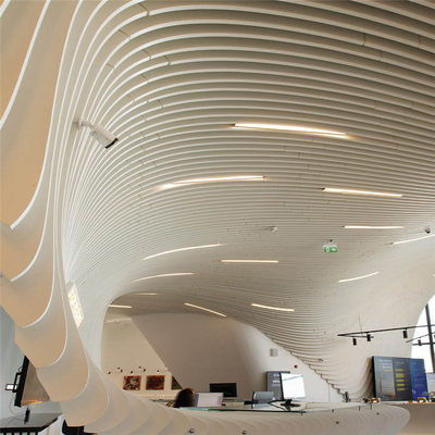 การออกแบบเพดานโลหะที่ปรับแต่งได้ ระบบเพดานแผ่นกั้นโค้งในแนวตั้ง