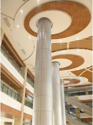 ห้างสรรพสินค้า เพดานโลหะอลูมิเนียม สูงสุด 5,000 มม. ความยาวแผง แผงหุ้มทึบหรือซุ้ม