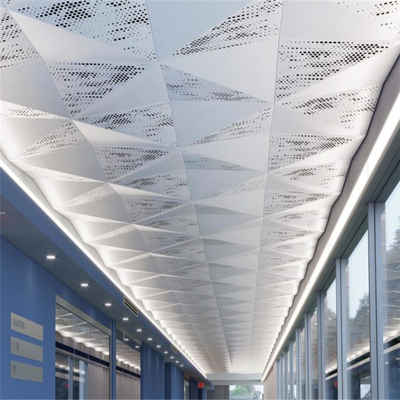 การออกแบบเพดานอลูมิเนียมเจาะรูแบบสุ่ม PVDF การออกแบบเพดานโถงทางเดินเคลือบ PVDF
