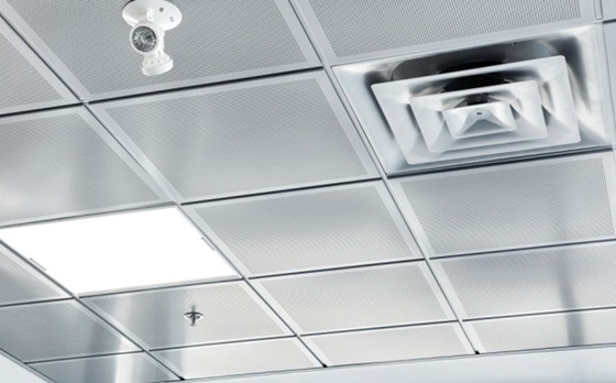 อะลูมิเนียม Lay In Metal Ceiling Design กระเบื้องสี่เหลี่ยม ISO9001 0.7mm