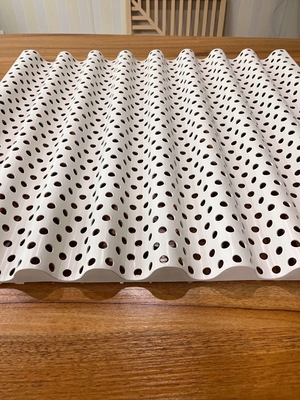 Sine Wave 600x630x2.0mm Aluminium Corrugated Panel เส้นผ่านศูนย์กลาง 10mm Perforation