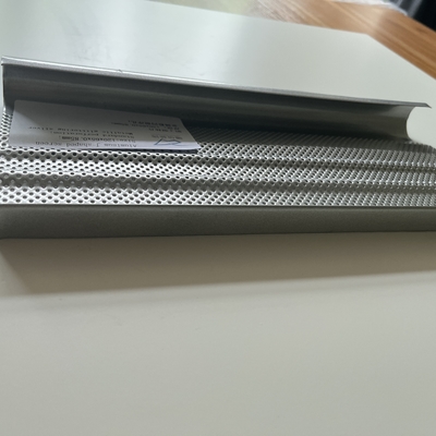 120x65x0.85 มม. ฝ้าเพดานโลหะอะลูมิเนียม J Shape สกรีน Standard Perforation Metallic Glittering Silver