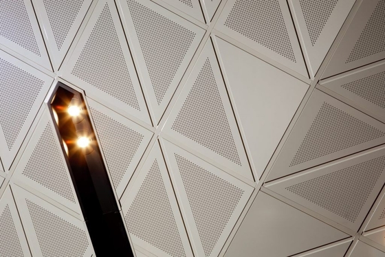 คลิปสามเหลี่ยมขนาด 1000x1000x1000 มม. ในเพดานสำหรับสถานีรถไฟใต้ดิน