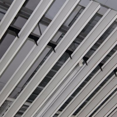 185x3000mm U Strip เพดานโลหะอลูมิเนียมสีที่ปรับแต่งได้น้ำหนักเบา