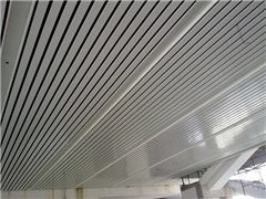 เพดานโลหะอลูมิเนียมสี G Strip ที่ปรับแต่งได้สำหรับสถานีรถไฟใต้ดิน