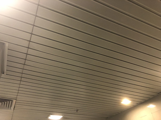เพดานโลหะอลูมิเนียมสี G Strip ที่ปรับแต่งได้สำหรับสถานีรถไฟใต้ดิน