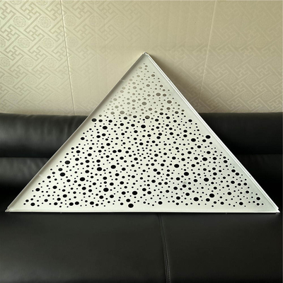 คลิปอลูมิเนียมรูปสามเหลี่ยมในกระเบื้องเพดานเจาะรูโลหะที่ถูกระงับ