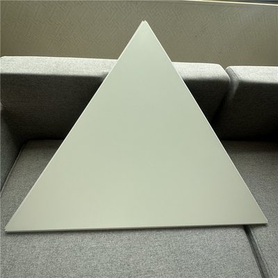 แผ่นฝ้าเพดานอะคูสติกอลูมิเนียมรูปสามเหลี่ยมเจาะรู 1000x1000x1000MM
