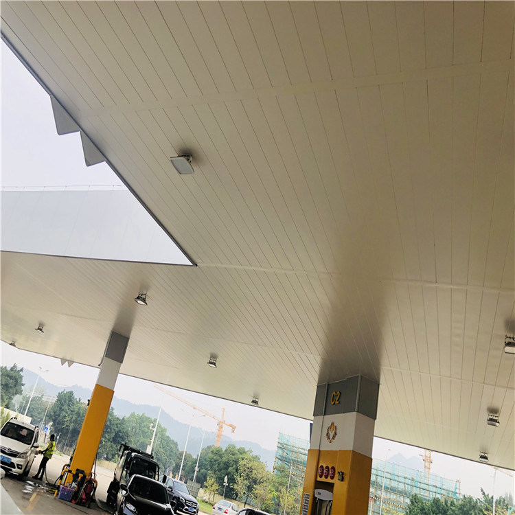 ฝ้าเพดานโลหะอลูมิเนียมสำหรับปั๊มน้ำมัน Windproof Aluminium S Strip Ceiling Tile